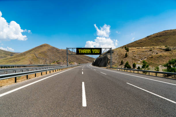 danke text auf hohem weg straßenschild - opportunity road sign highway stock-fotos und bilder