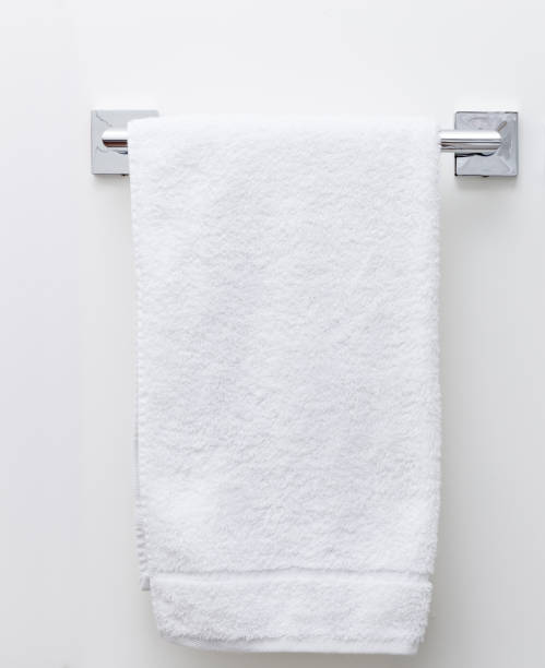 secador de toallas de baño moderno sobre fondo de pared blanco con espacio de copiado - towel hanging bathroom railing fotografías e imágenes de stock