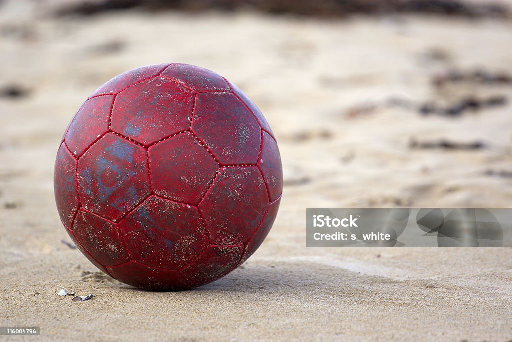 O futebol na praia - Foto de stock de Areia royalty-free
