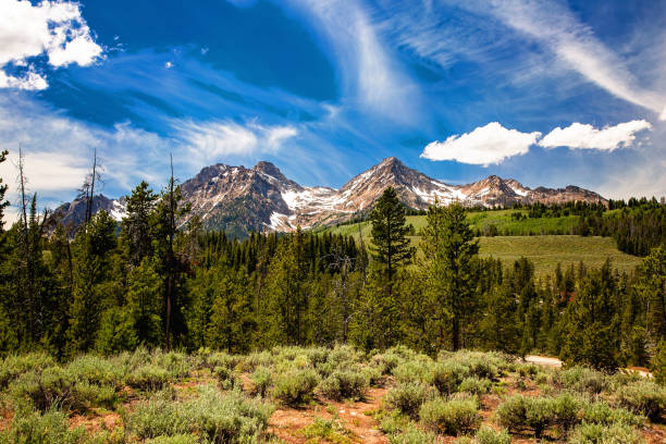 góry sawtooth - sawtooth national recreation area zdjęcia i obrazy z banku zdjęć