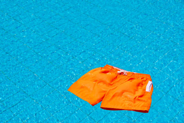 수영장에 떠있는 남성 수영 반바지 - swimming trunks embarrassment skinny dipping swimming shorts 뉴스 사진 이미지