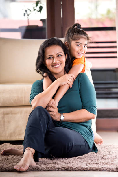 幸せな母と娘 - offspring family love india ストックフォトと画像