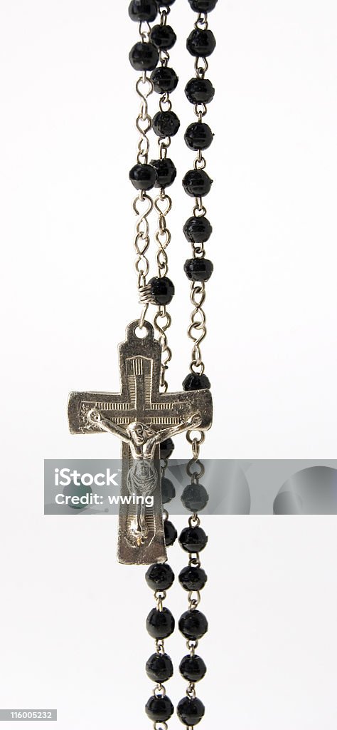 Rosary con plata crucifijo - Foto de stock de Fondo blanco libre de derechos