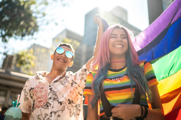 gruppe von freunden genießen die lgbtqi parade - gay pride stock-fotos und bilder