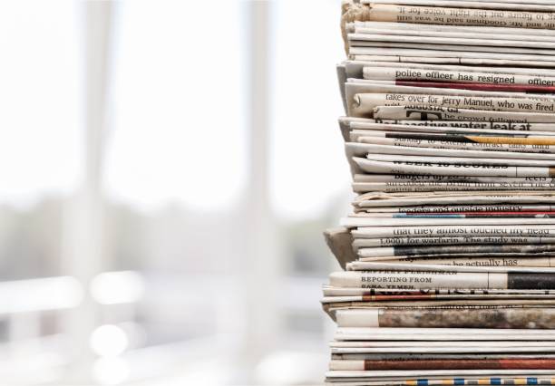 газета. - newspaper the media recycling stack стоковые фото и изображения