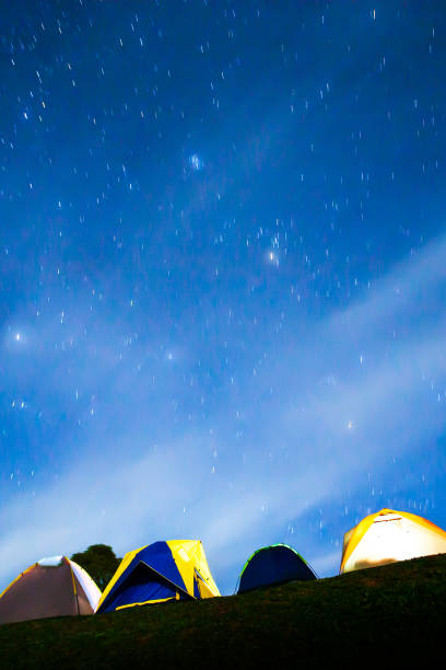 별이 빛나는 밤 하늘 아래 그림 같은 조명 캠프 텐트. - 2962 뉴스 사진 이미지