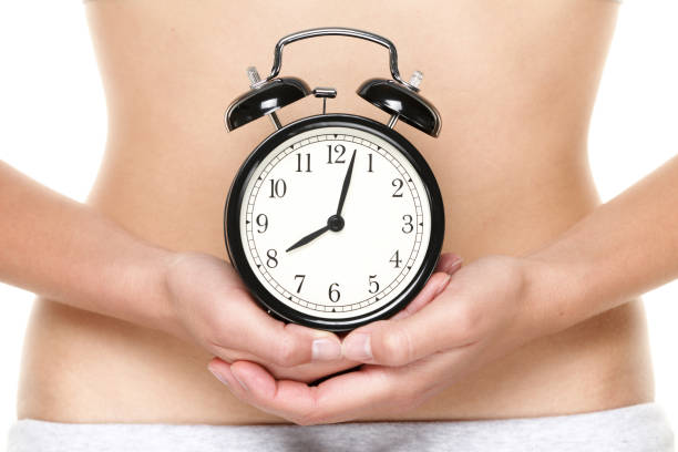 생물학적 시계 똑딱 - 시계를 들고 여자 - biological clock 뉴스 사진 이미지