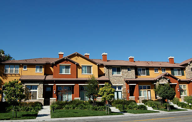 casas contra o céu limpo e azul - clear sky residential district house sky - fotografias e filmes do acervo