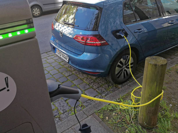 charging a volkswagen golf electric car - hatchback volkswagen golf volkswagen side view imagens e fotografias de stock