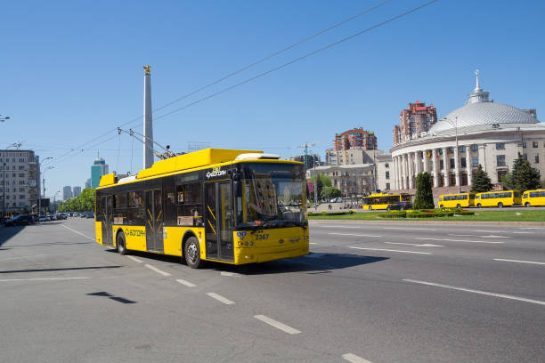 filobus giallo su victory avenue - trolley bus foto e immagini stock