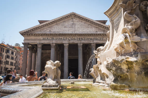 los turistas cerca de la fuente fuera del panteón agrippa en un caluroso día de verano.  las olas de calor afectan a europa casi todos los veranos - ancient rome rome fountain pantheon rome fotografías e imágenes de stock