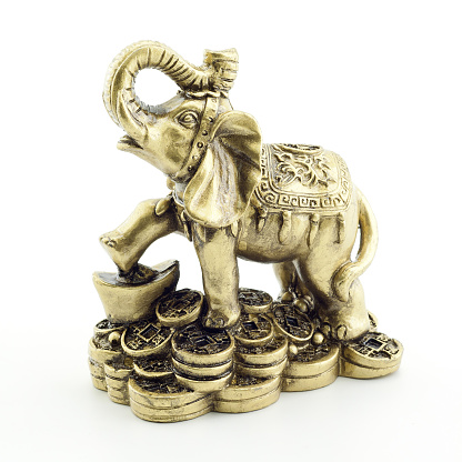 The three main characteristics that the elephant possesses in Feng Shui are stability, reliability and well-being. Masters, practicing this doctrine, argue that the figure of an elephant, located in the room, is able to attract good luck just as a real elephant trunk draws water from the pond. Traditionally, this talisman is installed on the windowsill.