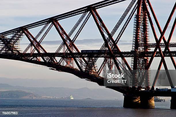 Ponte Ferroviária Para A Frente - Fotografias de stock e mais imagens de Comboio - Comboio, Ponte Ferroviária Firth of Forth, Admirar a Vista