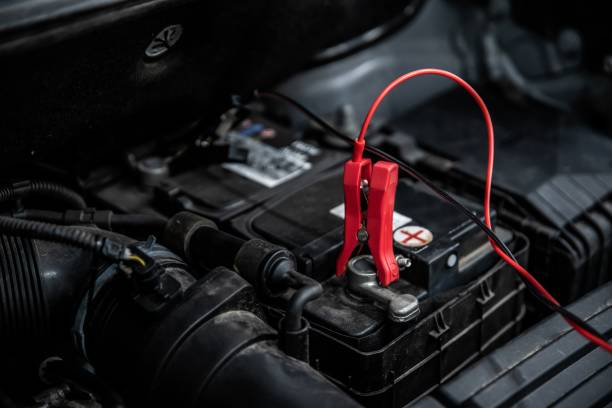 зарядка аккумулятора автомобиля - car battery стоковые фото и изображения