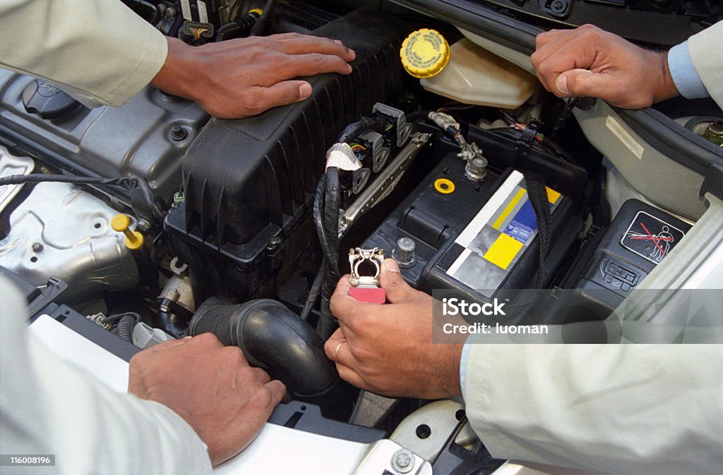 Verificar el motor de coche de mecánica - Foto de stock de Batería libre de derechos