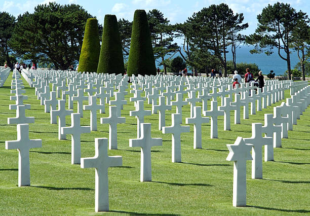 goście w normandia american cemetery - cross shape cross grave nobody zdjęcia i obrazy z banku zdjęć