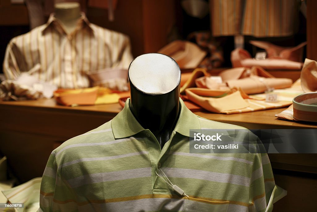 Vitrine-pour les chemises d'hommes - Photo de Adulte libre de droits