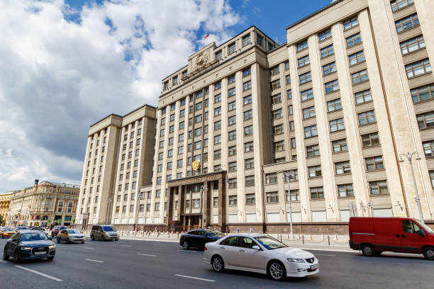 화창한 아침에 흰 구름과 푸른 하늘에 대한 모스크바의 오호트니 라이드 거리에 러시아 연방의 국가 두마 - central district 뉴스 사진 이미지