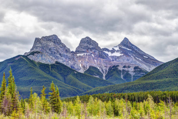 three sisters mountain peaks dans les rocheuses canadiennes de canmore, alberta, canada - bow valley photos et images de collection