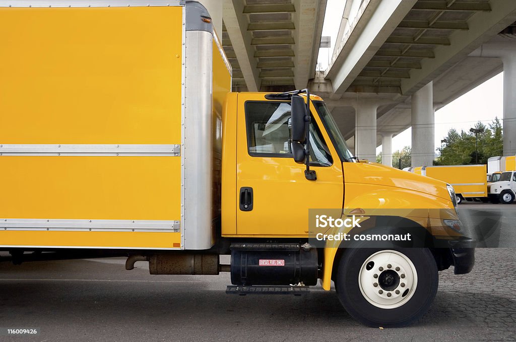 Semi-Truck o de las mudanzas - Foto de stock de Camión de las mudanzas libre de derechos
