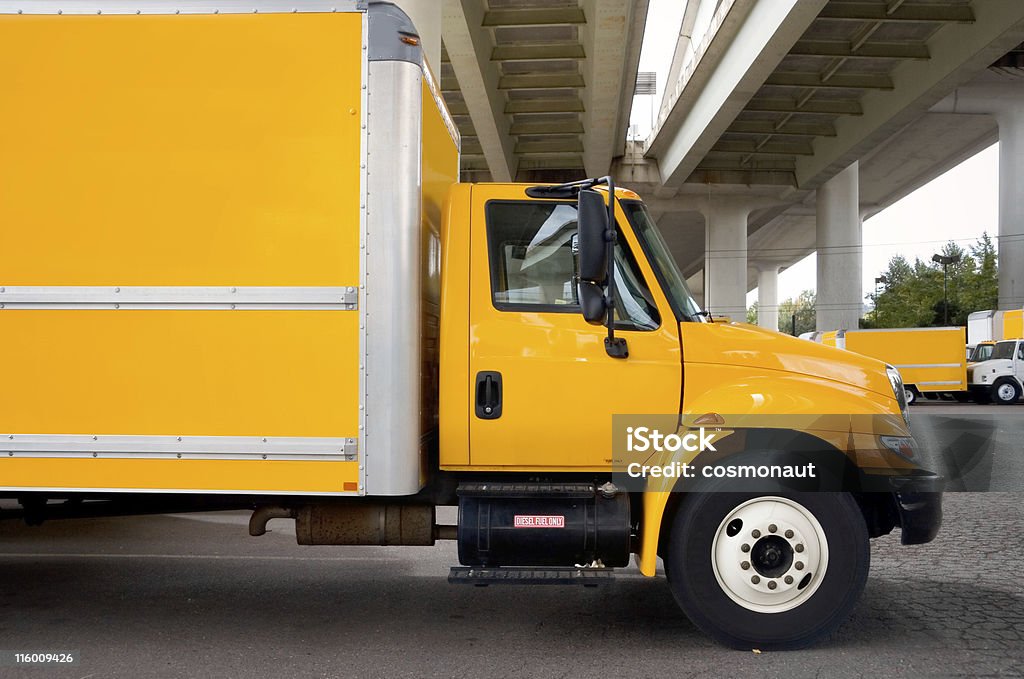 Semi-camion o furgone in movimento - Foto stock royalty-free di Camion per autotrasporti