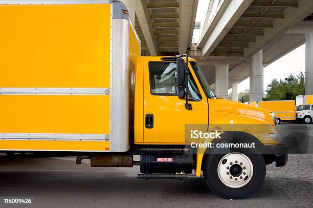 Semicamion O Furgone In Movimento - Fotografie stock e altre immagini di Camion per autotrasporti - Camion per autotrasporti, Giallo, Camion articolato