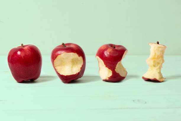 etapy zjedzonego jabłka - apple biting missing bite red zdjęcia i obrazy z banku zdjęć