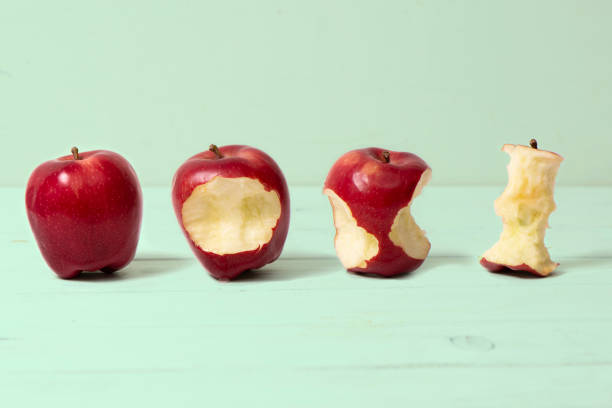 estágios de apple comido - apple missing bite fruit red - fotografias e filmes do acervo