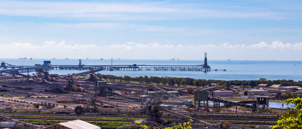 гладстон порт квинсленд - coal crane transportation cargo container стоковые фото и изображения