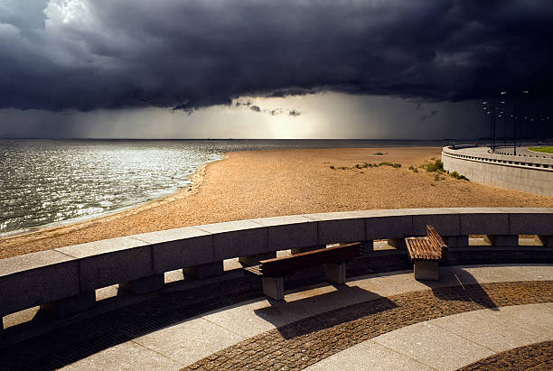 wish you were here (moody & orageuse 3 - bizarre landscape sand blowing photos et images de collection