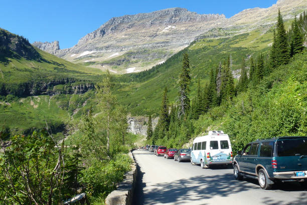 going-to-the-sun road im glacier-nationalpark - continental divide stock-fotos und bilder