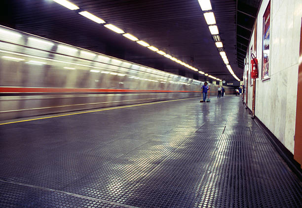 station de métro - pub metro paris photos et images de collection