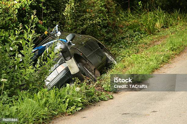 Scena Di Incidente Stradale - Fotografie stock e altre immagini di Fosso - Struttura creata dall'uomo - Fosso - Struttura creata dall'uomo, Automobile, Incidente automobilistico