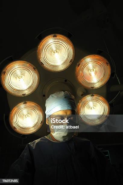 Il Chirurgo - Fotografie stock e altre immagini di Sala operatoria - Sala operatoria, Cardiochirurgo, Contemplazione