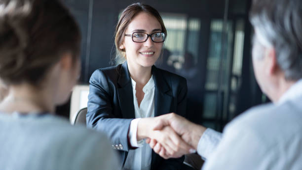 concetto di consulente di discussione per uomini d'affari - bank foto e immagini stock