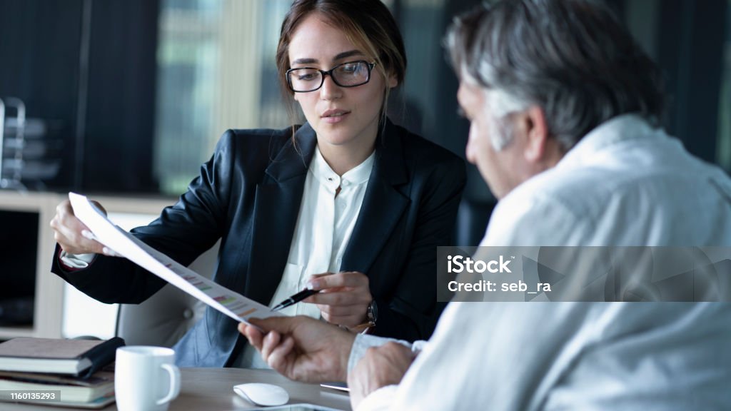 ビジネス人々 の議論アドバイザー コンセプト - 銀行のロイヤリティフリーストックフォト ビジネス人々 の議論アドバイザー コンセプト - 銀行のロイヤリティフリーストックフォト