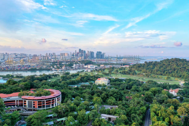 landschaft und stadt singapurs - singapore city stock-fotos und bilder