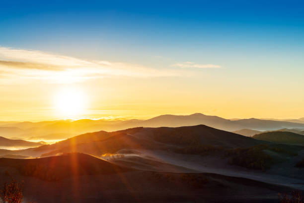 frühmorgens in einem gebirge - sunrise stock-fotos und bilder