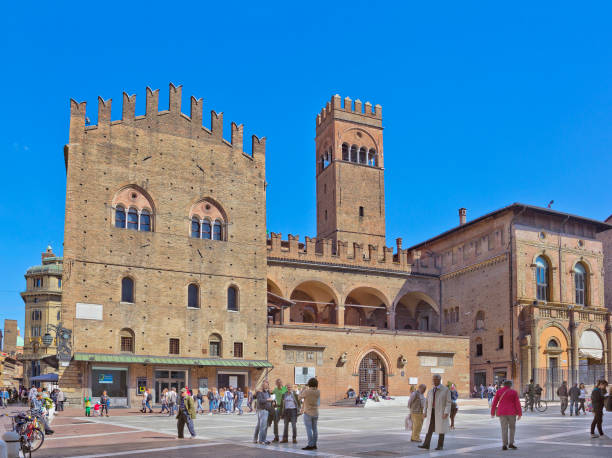 piazza maggiore y palazzo re enzo en bolonia, italia - enzo fotografías e imágenes de stock