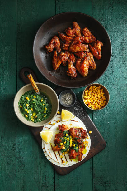 alitas de pollo a la plancha con chile verde y salsa de maíz - grilled chicken chicken corn salsa fotografías e imágenes de stock
