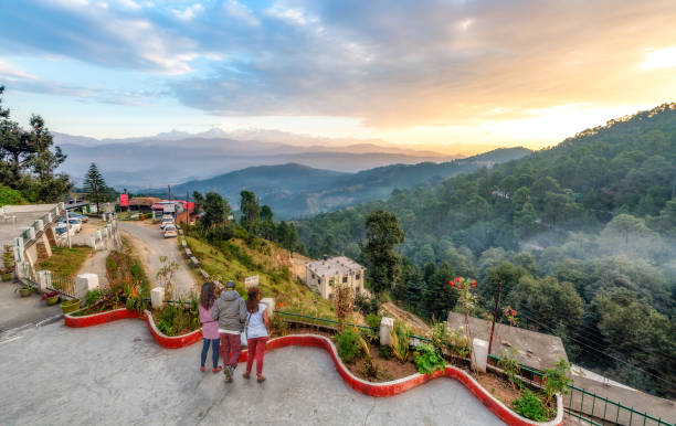 touristen genießen den blick auf den himalaya bei sonnenaufgang in uttarakhand, indien - himalayas mountain aerial view mountain peak stock-fotos und bilder