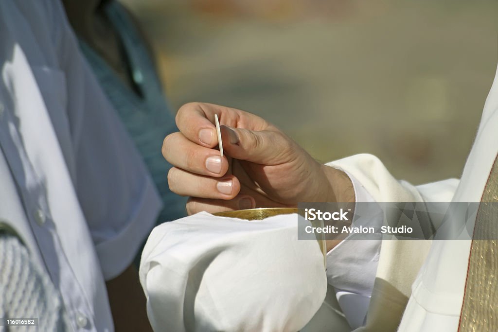 성찬식 및 사제 손 - 로열티 프리 가까운 스톡 사진