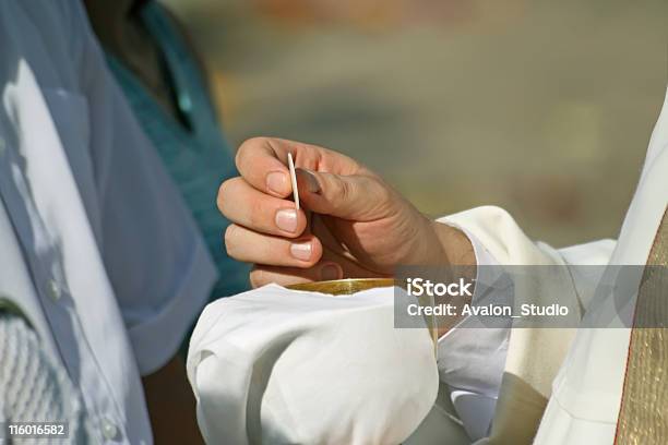 Comunhão E Padre Mão - Fotografias de stock e mais imagens de Anfitrião - Anfitrião, Bebida, Bíblia