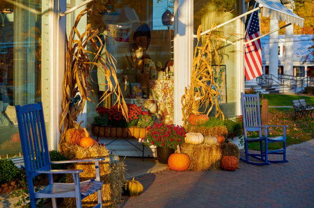 straße in stowe stadt im herbst in vermont - town rural scene road new england stock-fotos und bilder