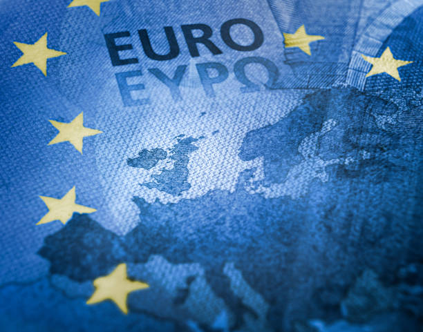 detalle del billete de euro sobre gran bretaña - europe european union currency euro symbol european union flag fotografías e imágenes de stock