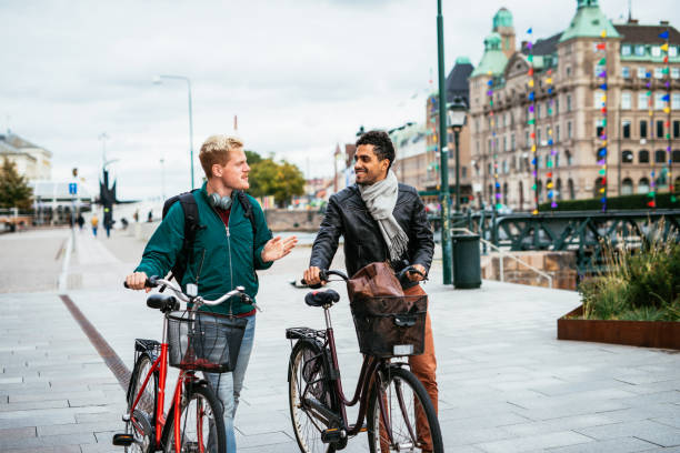 pareja gay montando bicicletas - malmo fotografías e imágenes de stock