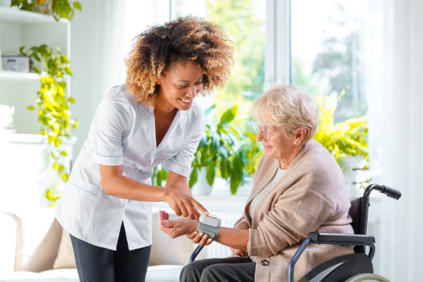 노인 여성의 혈압을 검사 하는 홈 캐러 - nursing home nurse blood pressure gauge home caregiver 뉴스 사진 이미지
