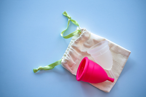 Dos copas menstruales de diferentes tamaños y colores photo