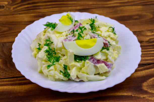 白菜、タマネギ、ソーセージ、卵、マヨネーズの木製テーブルサラダ - 5953 ストックフォトと画像