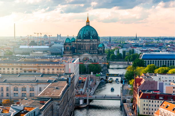 catedral de berlim (dom de berliner) no console do museu e no rio do spree no por do sol, alemanha - berlin germany house spree river urban scene - fotografias e filmes do acervo